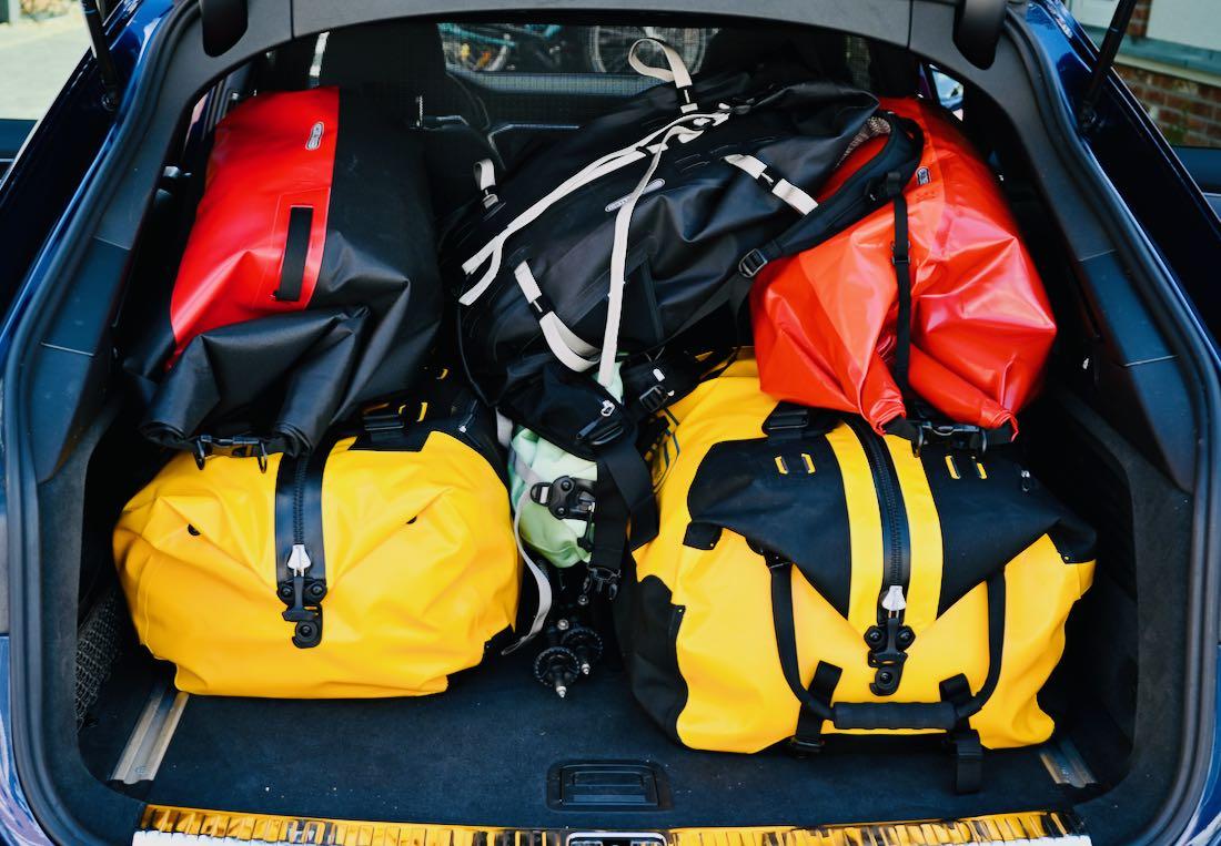 Kofferraum voller Ortlieb Taschen