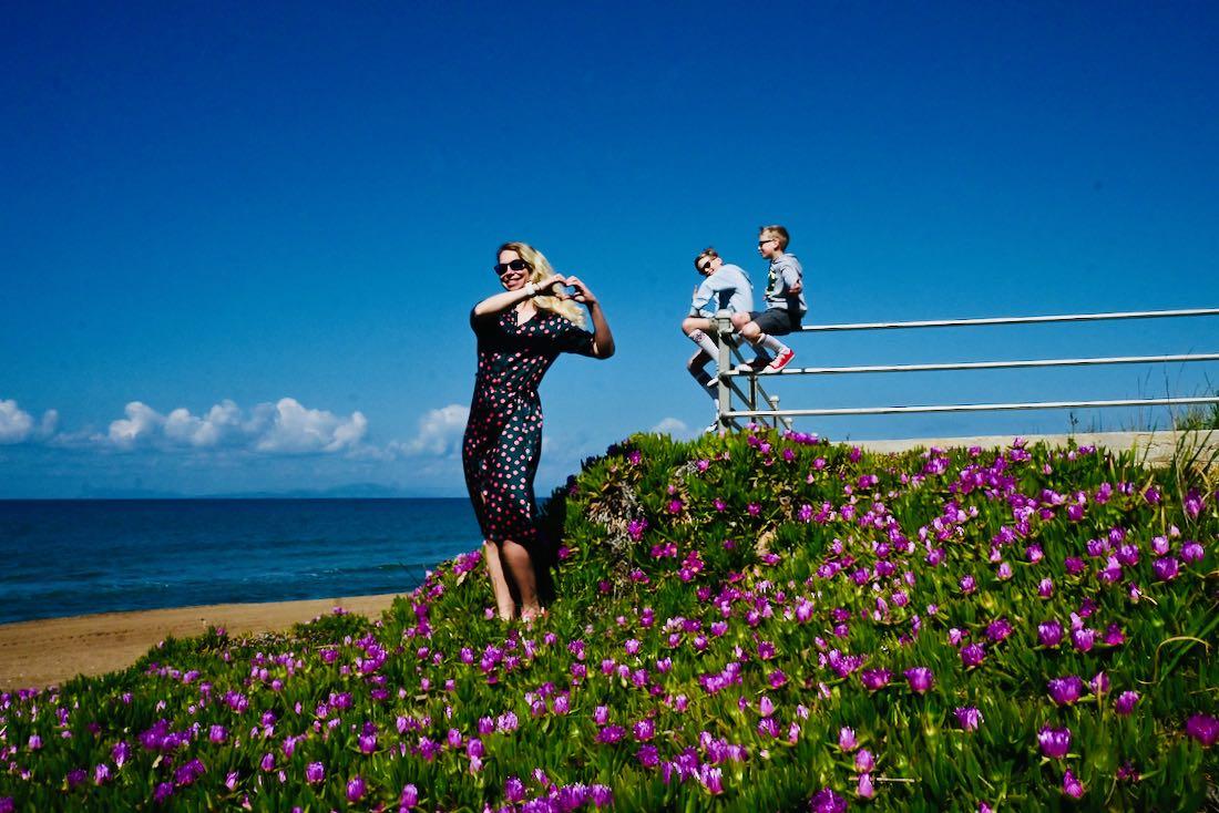 Melanie, Flo und Ben im Blumenmeer