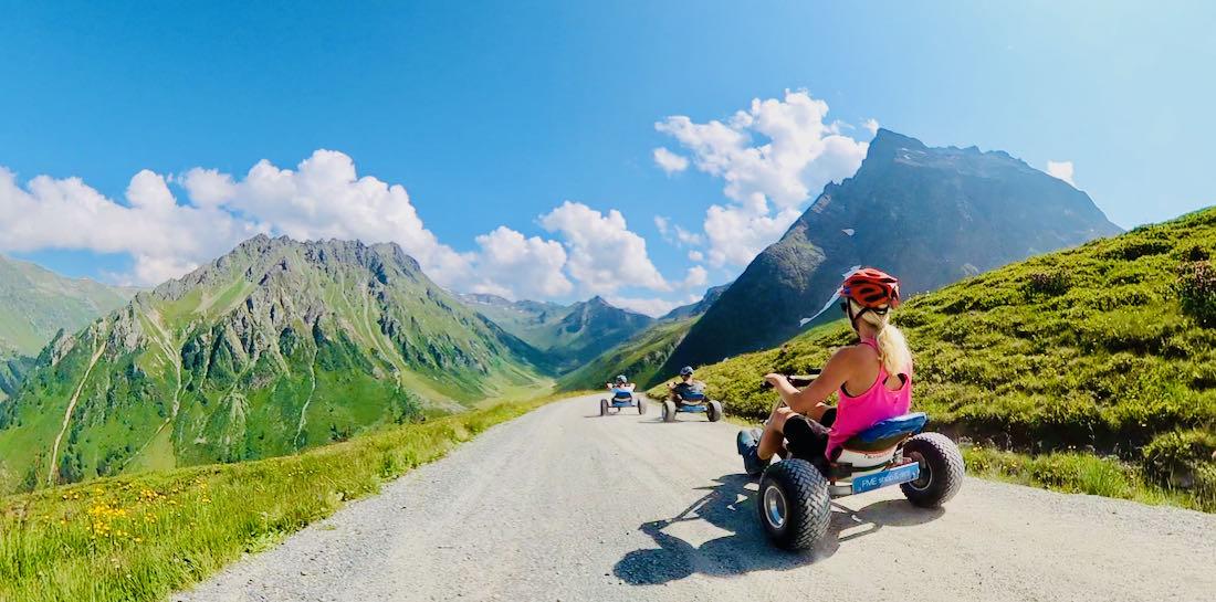 Melanie, Flo und Ben rasen im Mountain Cart in Montafon den Berg hinunter