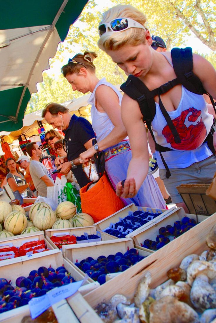 Melanie auf dem Markt von Saint Tropez