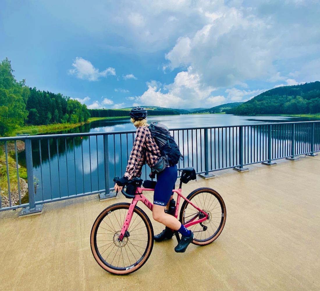 Melanie auf der Staumauer der Rauschenbach Talsperre