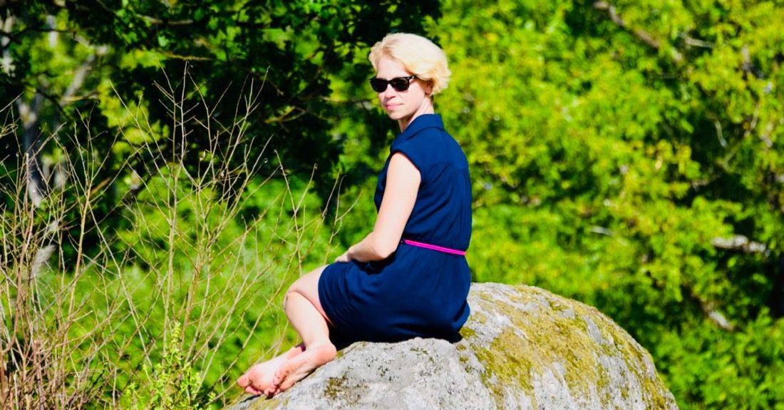 Melanie auf einem Stein in Karpniki