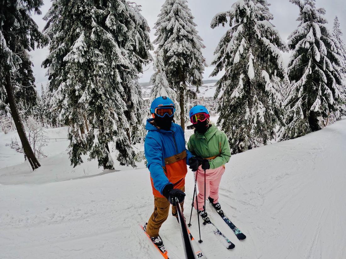Melanie und Thomas von Fravely im Schnee vor Oberwiesenthal
