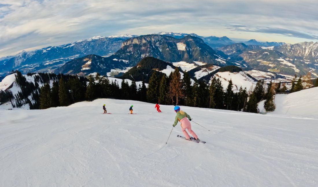 Melanie und die Kids fahren Ski in der Skiwelt