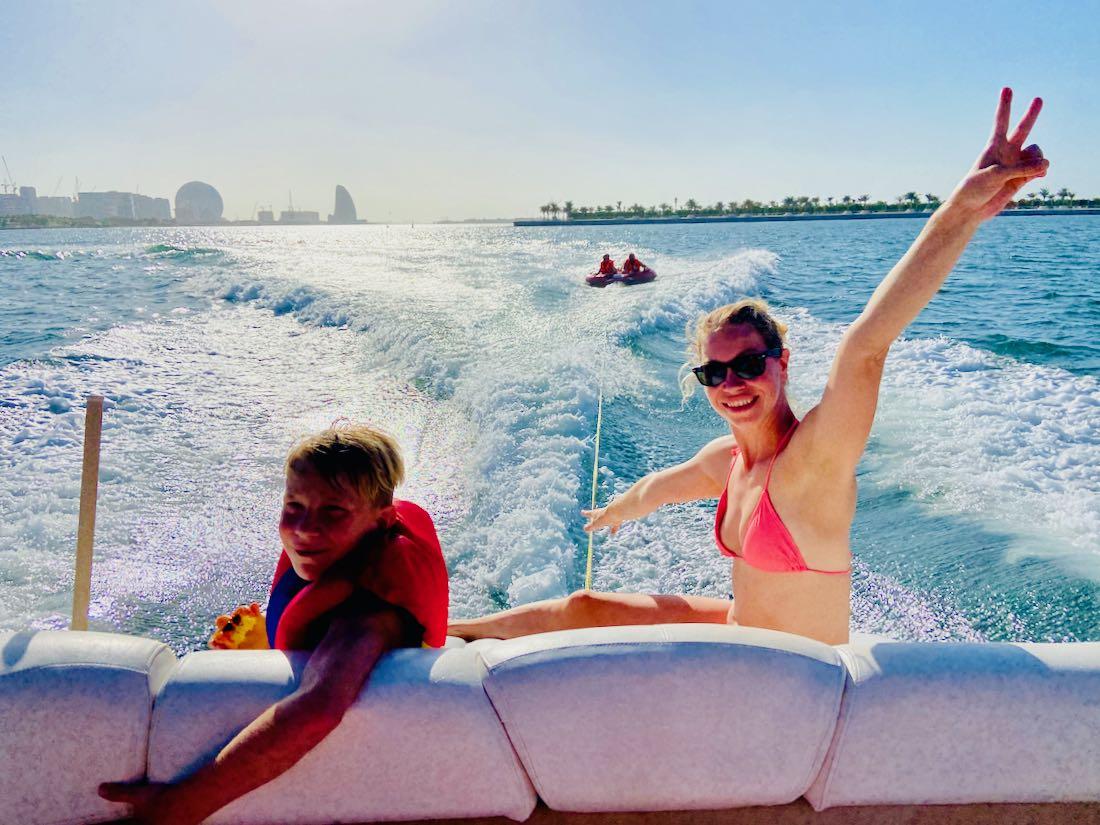 Mit dem Boot und dem Donut vor Abu Dhabi