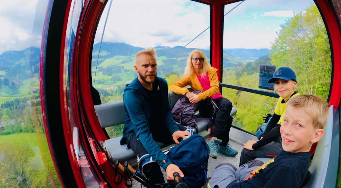 Mit der Seilbahn hinauf