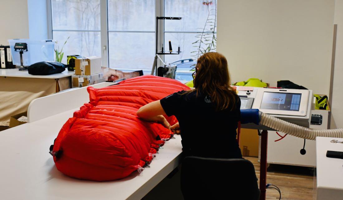 Näherin näht einen Schlafsack zusammen