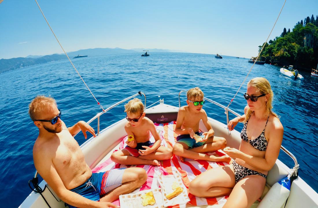 Picknick auf dem Boot auf Fenny Tree Decken