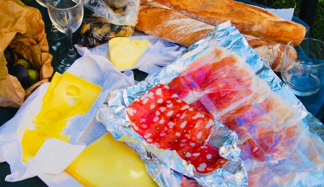 Picknick mit Käse und Wurst