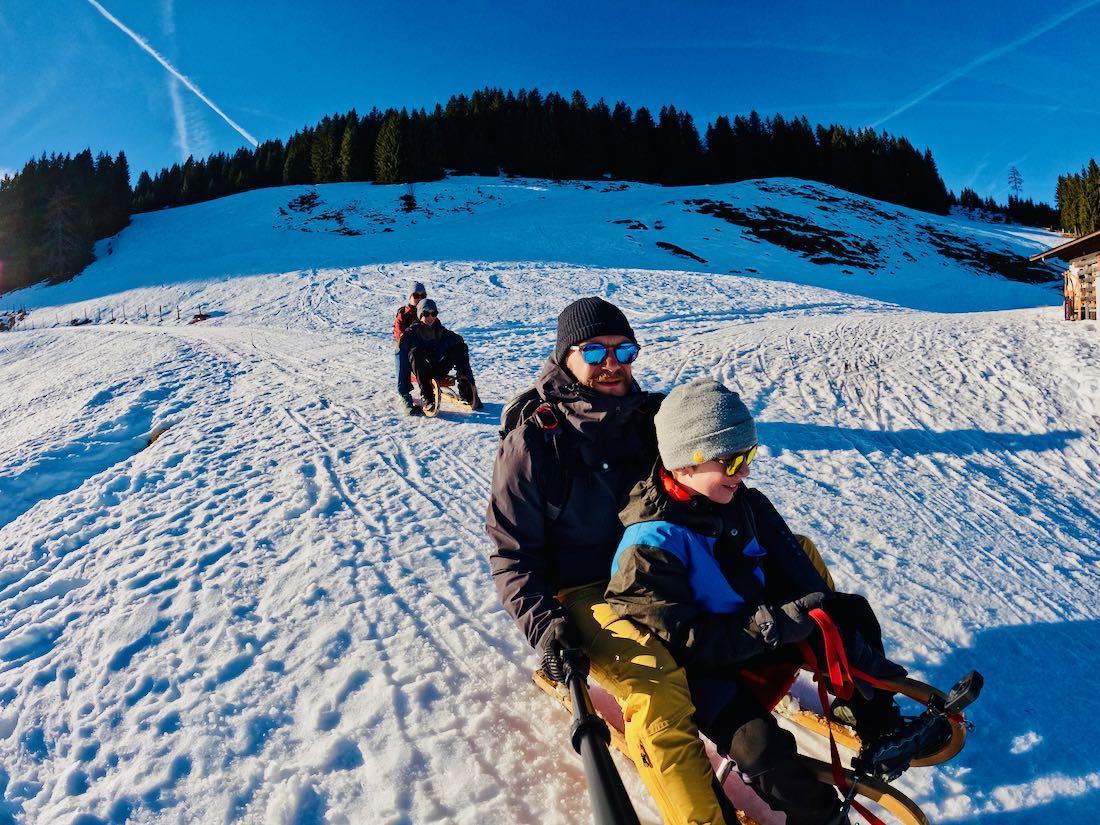 Fravely rodeln die Haagalm hinab an der Hohe Salve