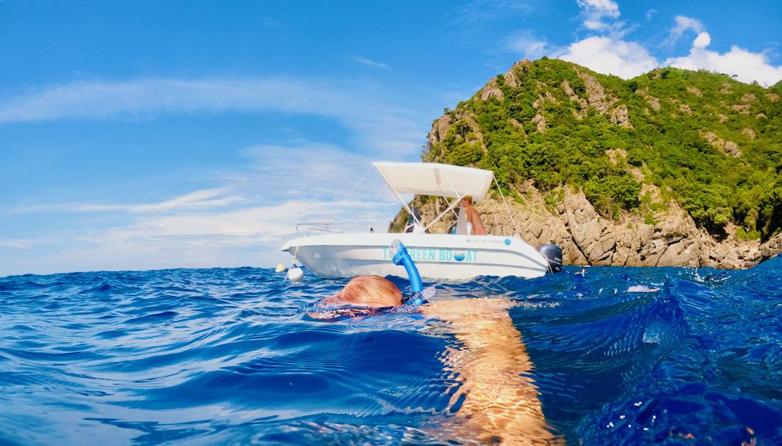 Schnorcheln vor dem Motorboot