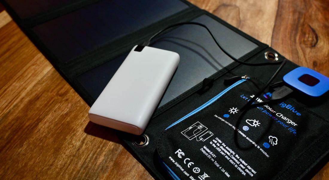 Schweden Kanutrip - Powerbank und Solar-Panel