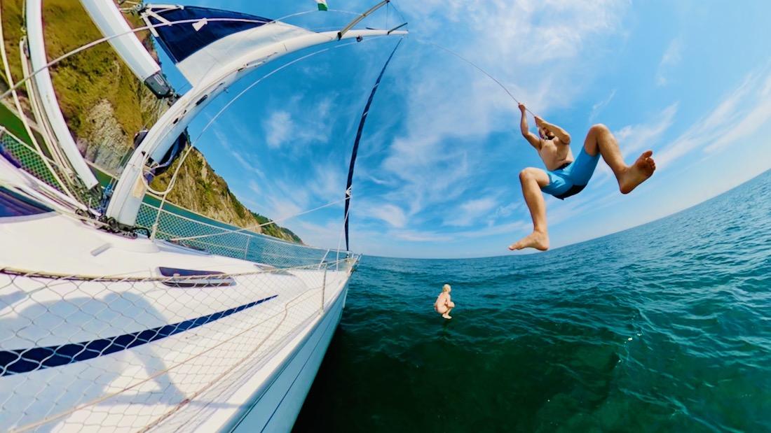 Tarzan am Segelboot von Davide