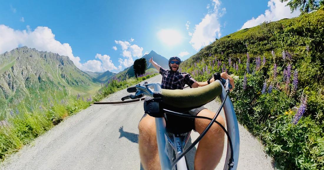 Thomas jubelt im Mountain Cart