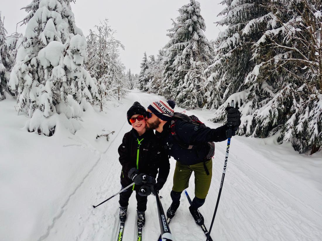 Thomas küsst Ben auf die Wange im verschneiten Oberwiesenthal