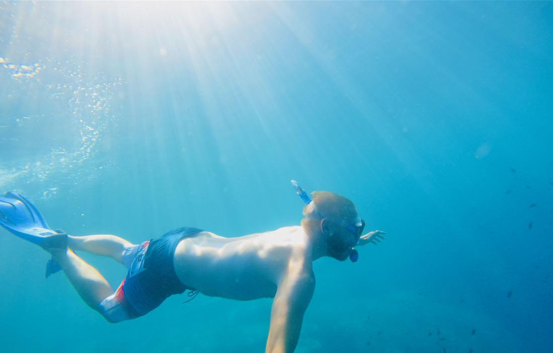 Thomas schnorchelt im Mittelmeer.