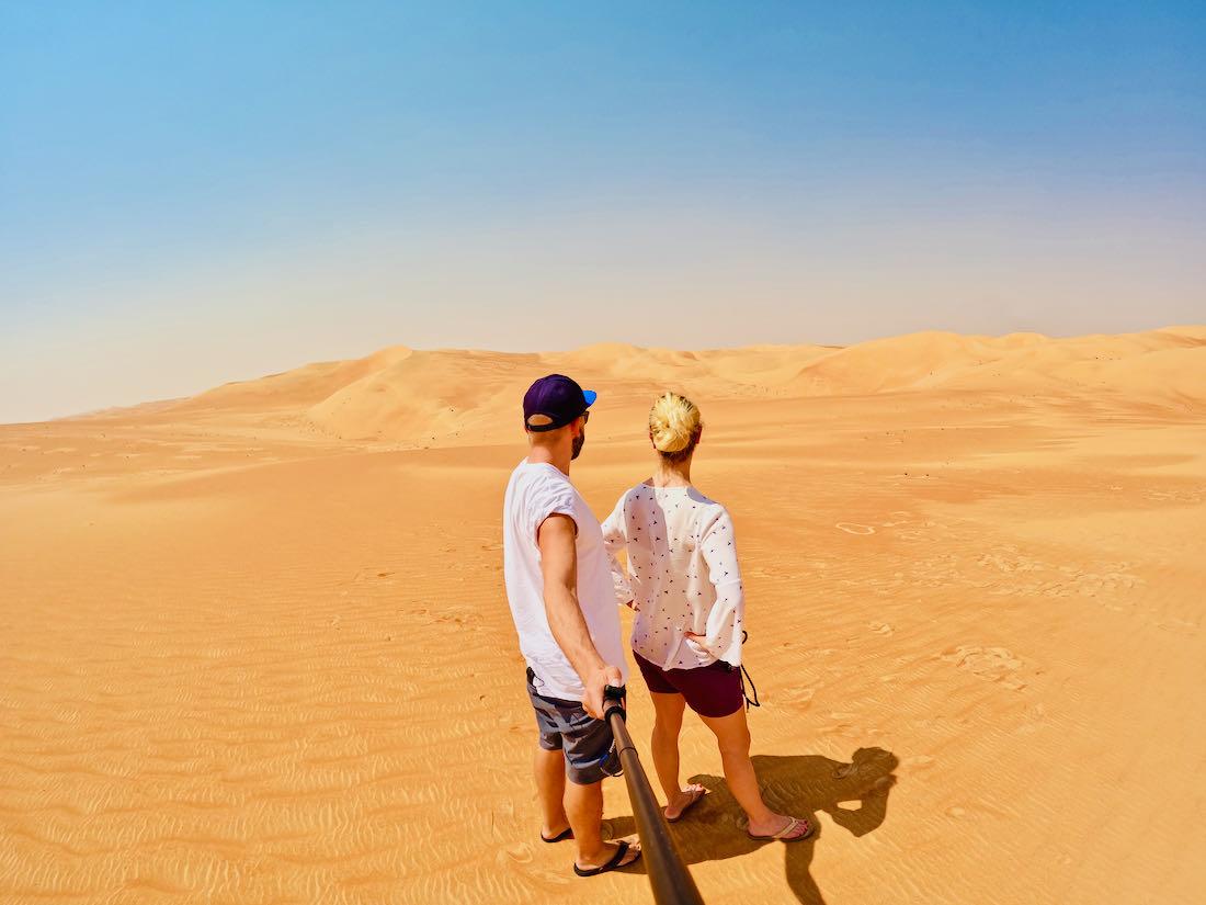 Thomas und Melane schauen in die Liwa Desert