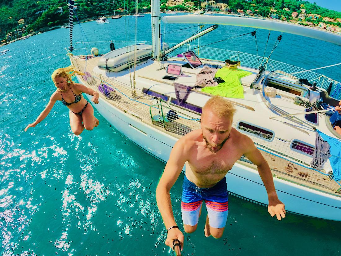 Thomas und Melanie springen vom Segelboot