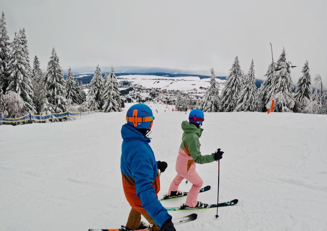 Thomas und Melanie von Fravely blicken hinab nach Oberwiesenthal