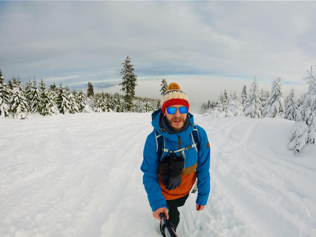 Tom bergauf im Winter