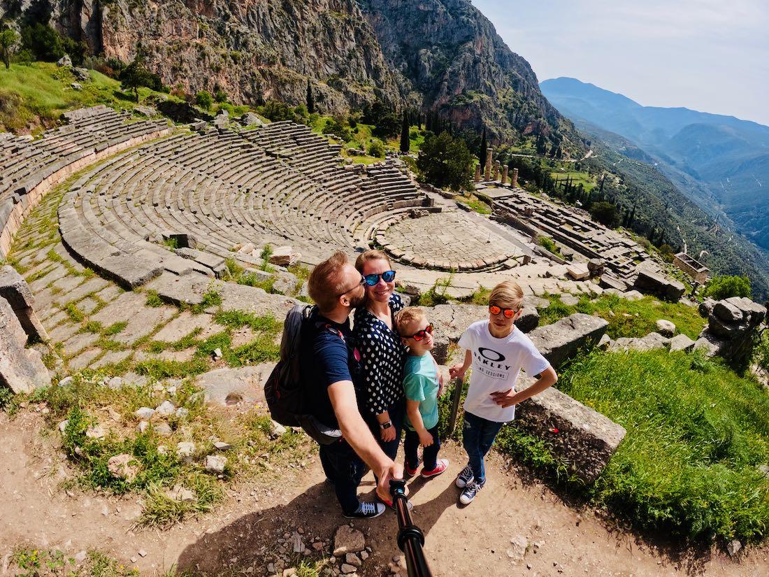 Über dem Theater von Delphi