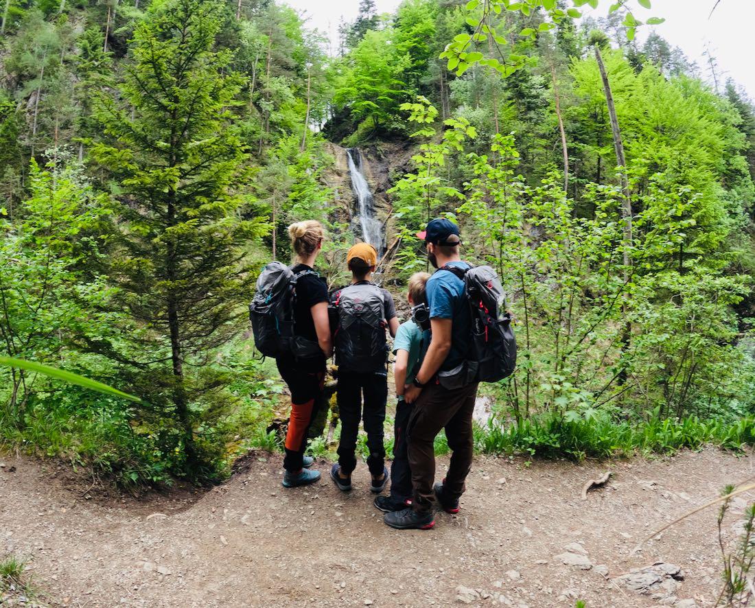 Vor einem Wasserfall im Ötschergraben