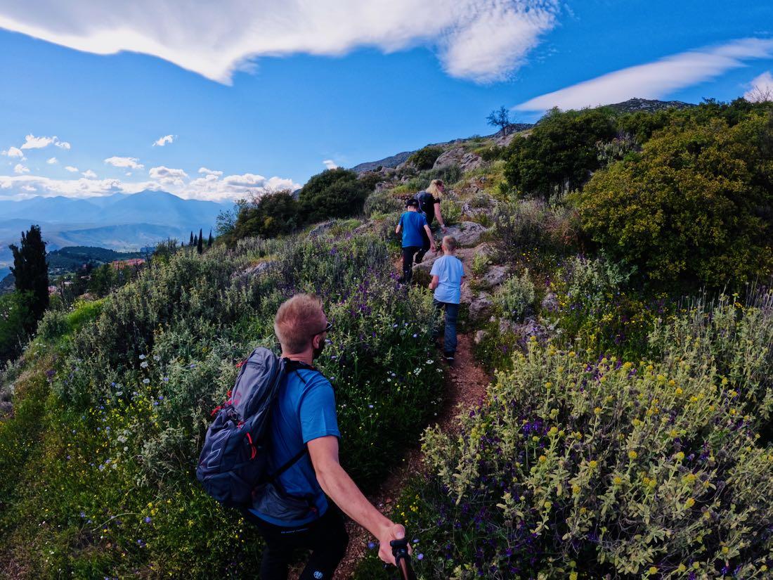 Wander in den Bergen von Delphi