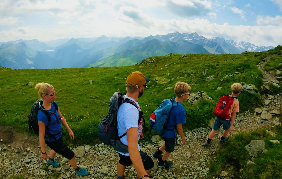 Wandern auf dem Kamm zum Madrisella Gipfel