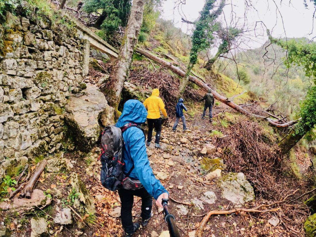 Wandern bei Regen in Langardia in Griechenland