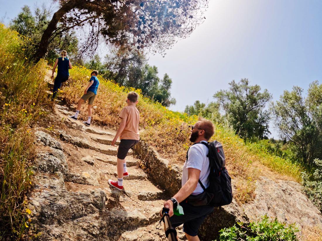Weg hinauf zum Areopagus-Hill in Athen