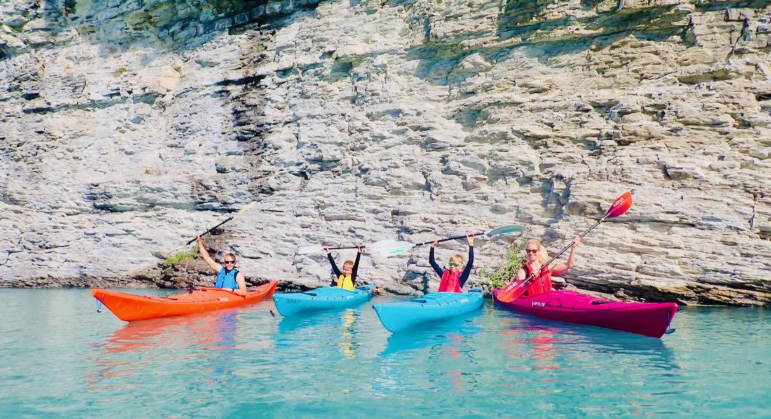 Wir haben Spaß im Kayak