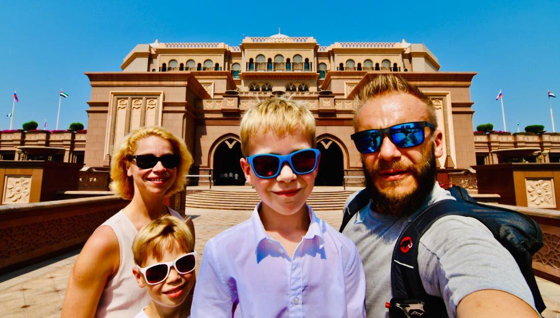 Wir am Emirates Palace in Abu Dhabi