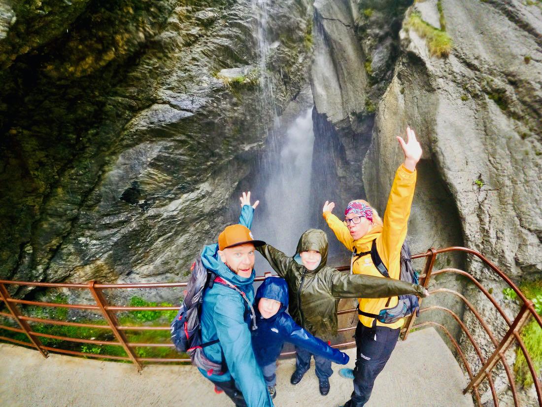 Wir an den Trümmelbachfällen