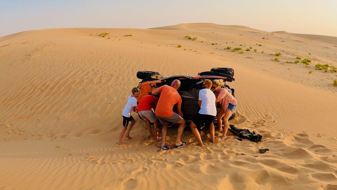 Wir hebenden Buggy wieder auf die Beine