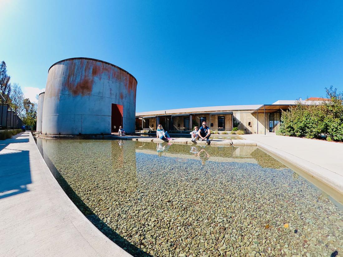 Fravely im griechischen Hotel Dexamenes am Kourouta Beach