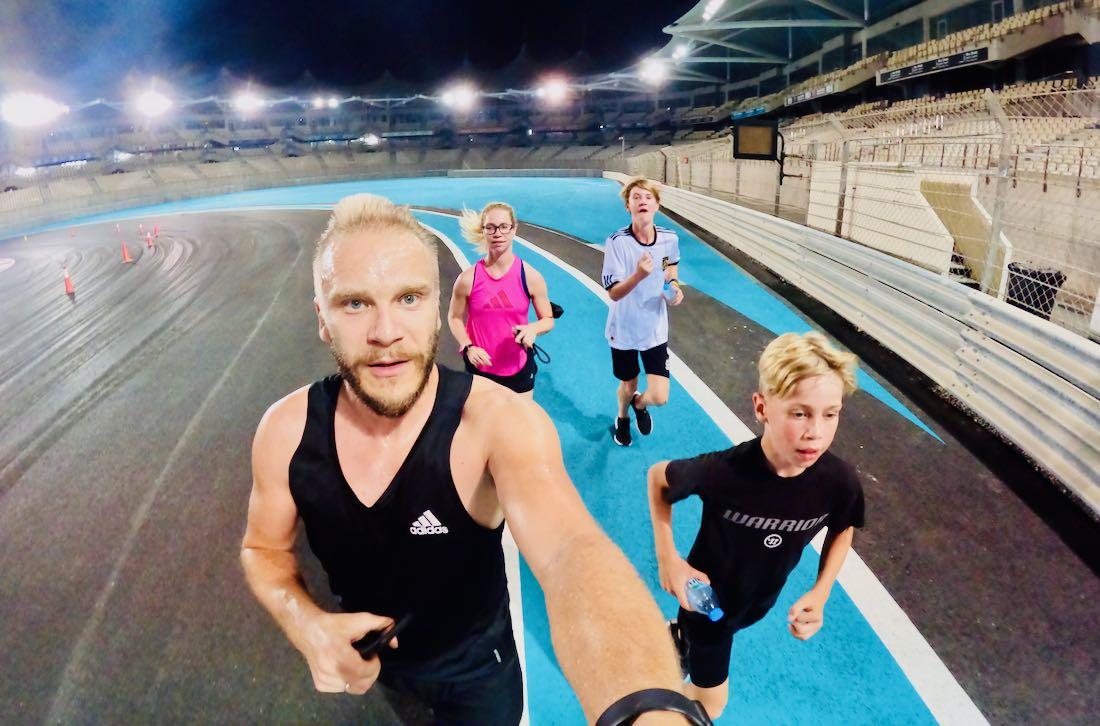 Wir laufen auf dem Formel 1 Ring Yas Marina Circuit