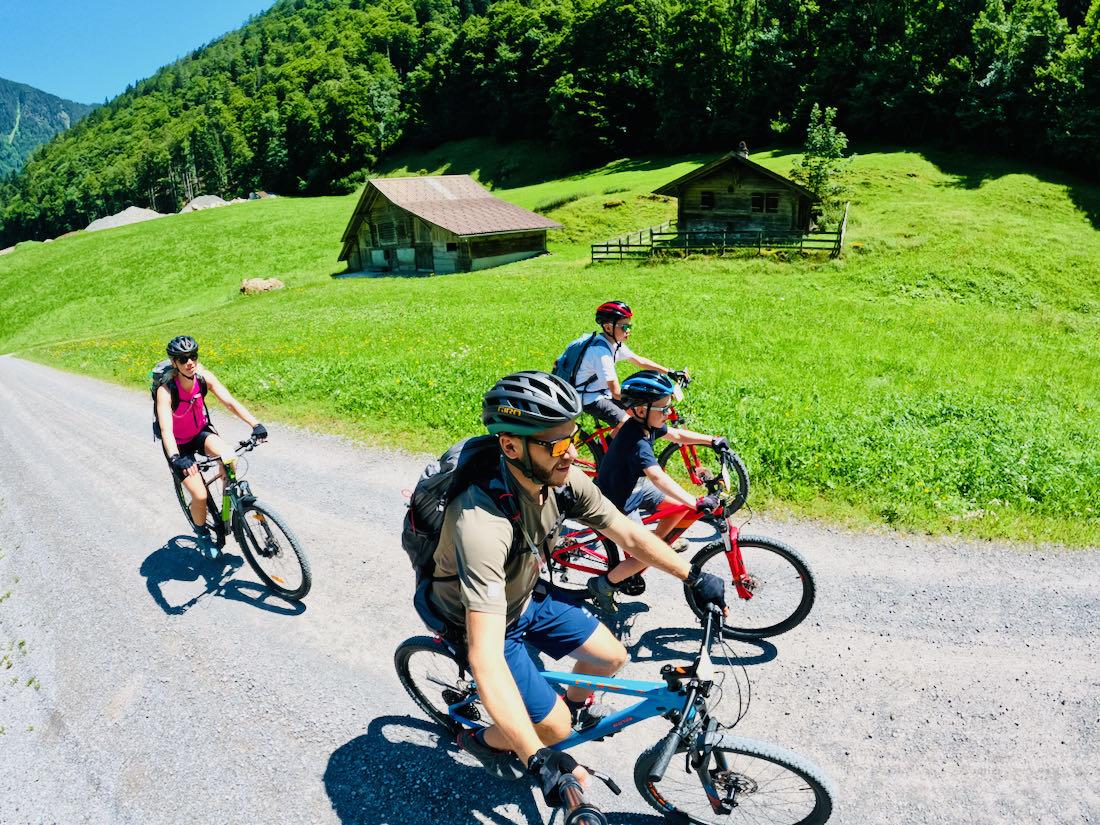 Wir vier auf Mountainbikes in Interlaken