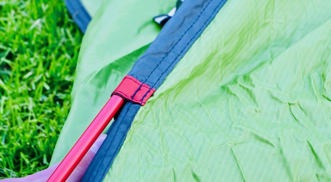 Zeltstange einschieben