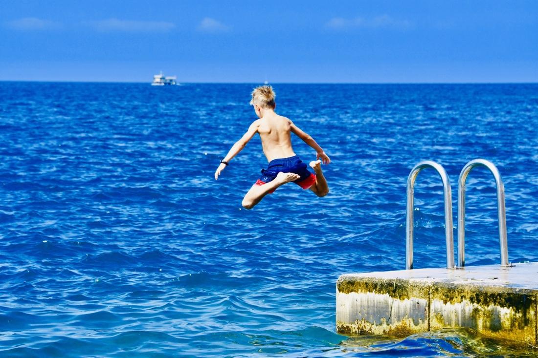 Flo springt ins Mittelmeer